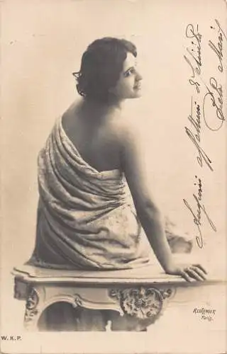 Glamour Frau mit bloßer Schulter auf Bank lächelnd Vintage Postkarte