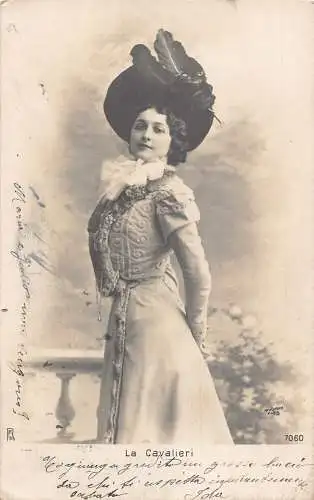 Glamour La Cavalieri Stolze Frau stehende Feder Vintage Postkarte