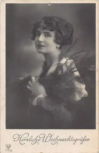 Weihnachtsgrüße schöne Frau pflegt Tannenzweige Vintage Postkarte