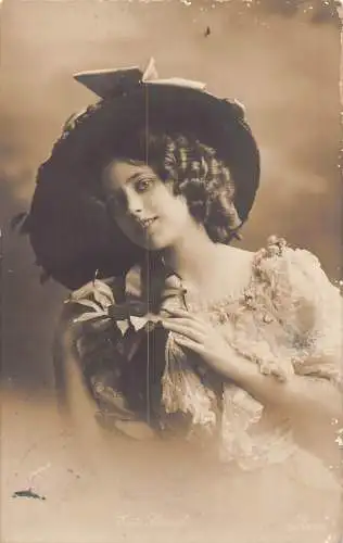 Mode elegante Frau posiert mit sehr großem Hut und Blume 1912 Postkarte