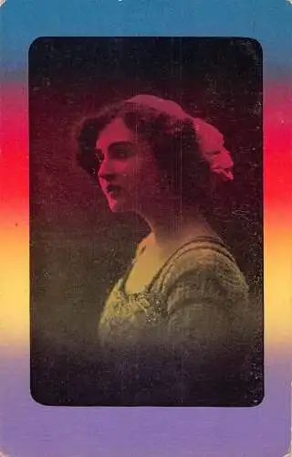 Glamour 1914 ernst aussehende Frau auf mehrfarbigem Hintergrund Vintage Postkarte