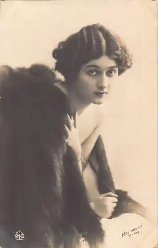 Echt Foto Unschuldig aussehende Frau mit Pelzmantel Vintage Postkarte