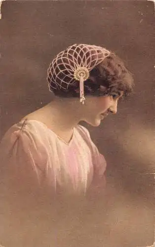 Glamour Frau mit Perlen Hut Netz Look Elegant Vintage Postkarte