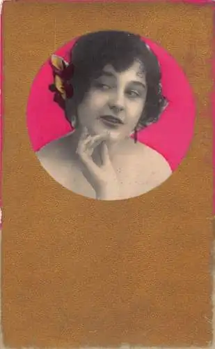 Passepartout Frau ohne Hemd posiert Blumen im Haar Vintage Postkarte