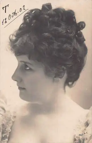 Charismatische Frau posiert aus Profil lockige Frisur in Dutt 1902 Postkarte