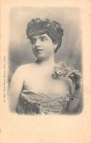 Märchenhaft gekleidete Frau elegantes Perlenkleid Blumen Vintage Postkarte