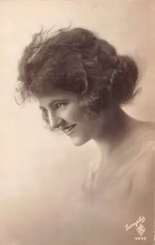 Echt Foto Frau lacht posiert aus Profil lockige kurze Haare Vintage Postkarte