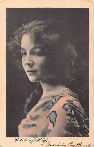 Bezaubernde junge Frau mit blauem Muster Shirt posiert Vintage Postkarte