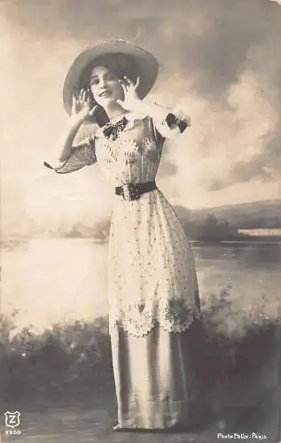 Echt Foto Mode verspielte Frau in edlem Kleid und Hut Vintage Postkarte