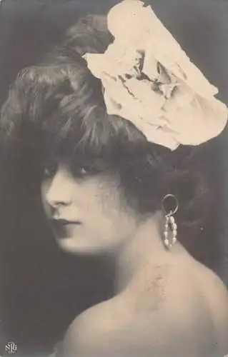 Echtfoto erstaunliche schöne Frau mit großer Blume Zubehör Vintage Postkarte