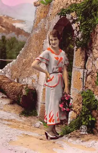 Fashion Chic Frau im Stil der 1920er Jahre posiert in der Nähe von Ruinen mit Blumen Postkarte