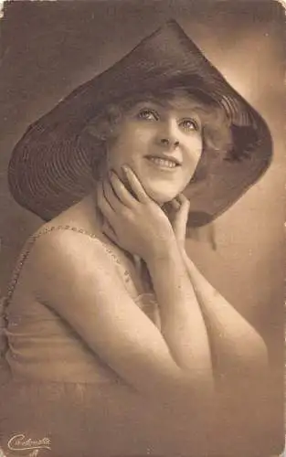Echt Foto Frau lächelnde Hände unter Kinn mit Hut Vintage Postkarte