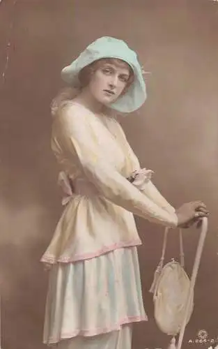 Schöne Frau 1918 modische Handtasche Hut und buntes Kleid Vintage Postkarte