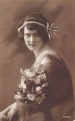 Schöne Frau 1915 Orchidee Blumen Schleier Kleid und Stirnband Vintage Postkarte