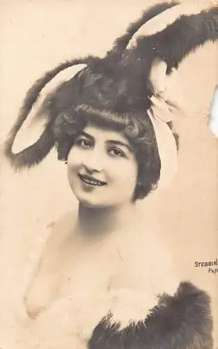 Echt Foto Kabarett Stil Frau lächelnd Häschen Jahr Stirnband Fell Kleidung Postkarte
