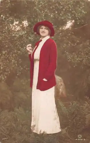 Feiertag 1915 Frau posiert im Wald mit weißem Kleid und rotem Mantel Postkarte