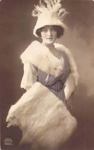 Fashion Woman Dressed all in Fur of Stuffed Animal RPPC Vintage Postkarte