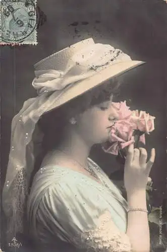 Echtfoto 1909 Frau mit Band Hut riecht Rosen Blumen Postkarte