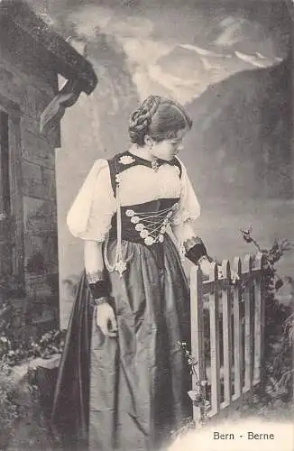 Schweizer Mädchen im Berner Stil Tracht posiert in der Nähe von Haus Postkarte