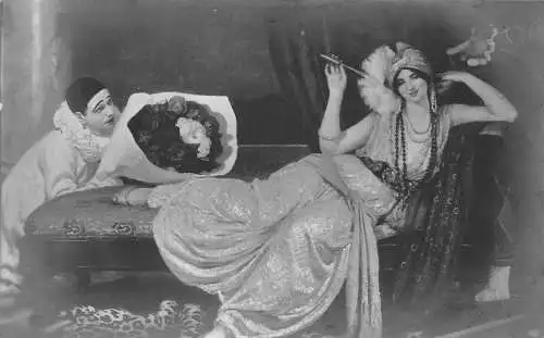 Salon de 1913 Die Freier von Laurens Pierrot Dame lag auf Sofa Vintage Postkarte