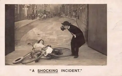Katastrophe 1905 schockierender Vorfall Mann fotografiert gefallenen Radfahrer Postkarte