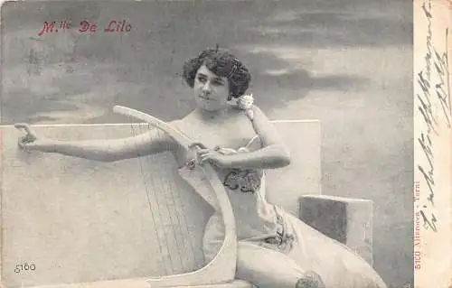 Italienische Schönheit posiert in der Nähe von Lire im Satinkleid Mle de Lilo 1905 Postkarte