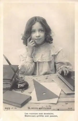 Schule Die kleinen Lehrerbücher Tintenfass mit Stift Mädchen posiert Vintage Postkarte