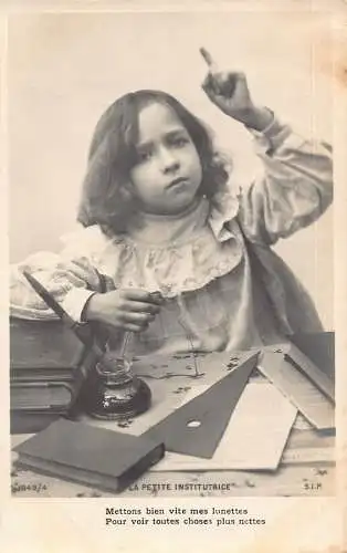 Schule Die kleinen Lehrerbücher Tintenfass mit Stift Mädchen Vintage Postkarte