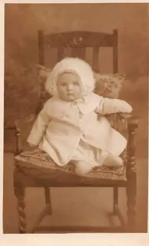 Echt Foto Baby Winter gekleidet auf Stuhl Jerome Studio Vintage Postkarte