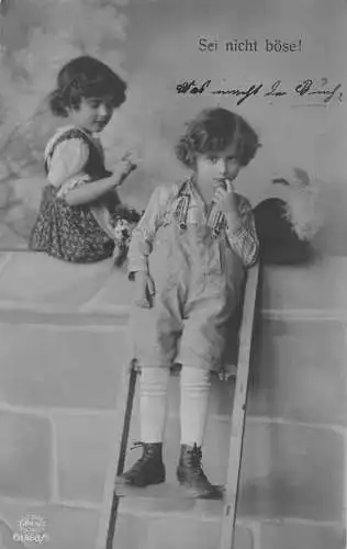B100 Sei nicht boese! Junge auf Leiter & Mädchen auf Zaun Fotomontage 1917 Postkarte