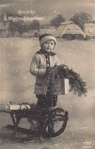 B100 Weihnachtsgrüße 1920 Junge Geschenke und Tannenbaum bei Schlitten Schlitten Postkarte