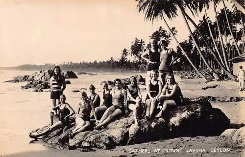 Sri Lanka Ceylon Badegäste am Mount Lavinia Mädchen im Badeanzug Strand Postkarte