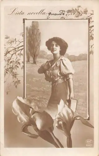Gruß 1915 Schöne Frau posiert Passepartout Iris Blumen Postkarte