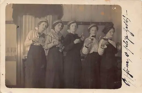 B105 Sozialgeschichte Frauen Matrosen Hüte trinken rauchen Zigaretten RPPC Postkarte