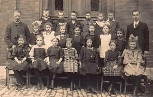 B105 Sozialgeschichtliche Gruppe Kinder Jungen und Mädchen Echtfoto Postkarte