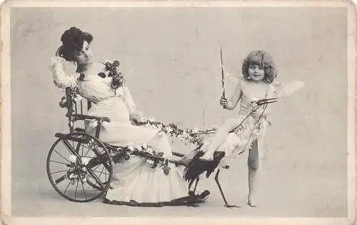 B106 Fotomontage Frau im Cherub reitet Storch Rikscha Rosen Vintage Postkarte