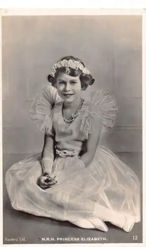 Britisches Königshaus Queen Elizabeth als Kind posiert im Prinzessinnenkleid RPPC Postkarte