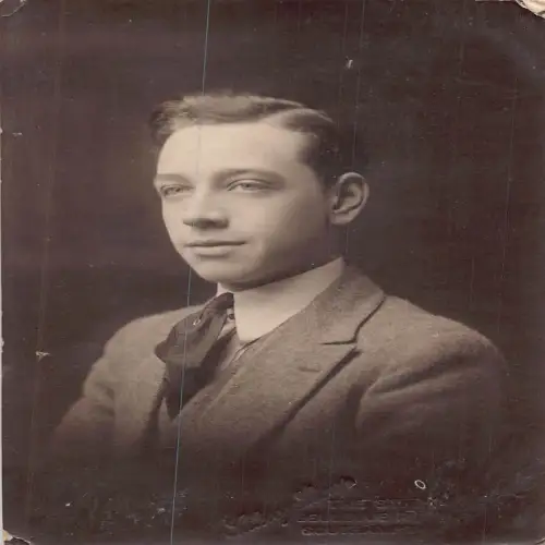 A625 Echt Foto Portrait von Cecil Ilardiy im Anzug Sozialgeschichte Postkarte