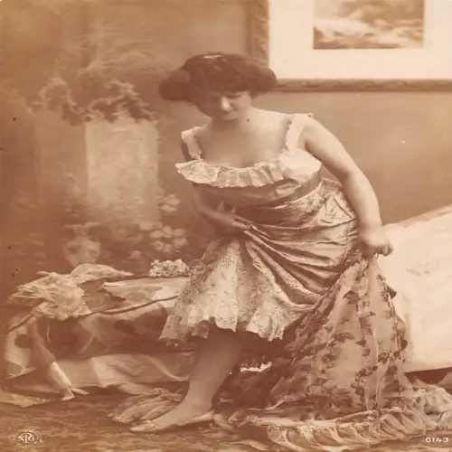 B112 Echt Foto Glamour Schönheit zieht sich an Vintage Postkarte