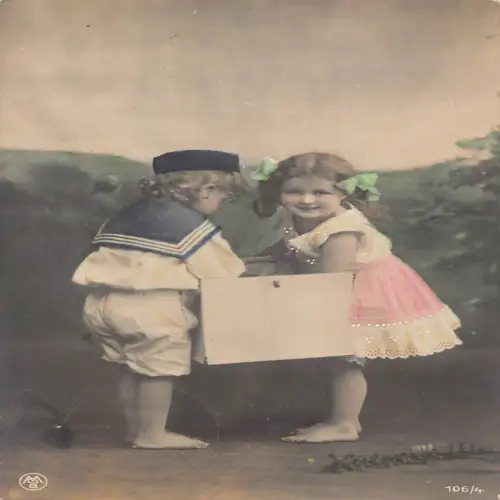 A632 Fotomontage 1910 Barfuß Kinder Junge in Matrosenkostüm Box Postkarte