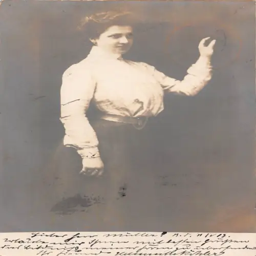 A632 formelle Kleidung 1903 Frau in weißem Hemd und Rock posiert RPPC Postkarte