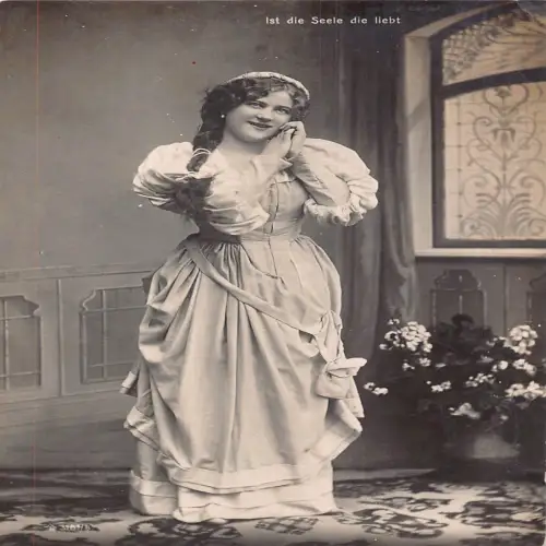 A632 Frau im langen Kleid lächelnd denkt an Liebe Romantik Vintage Postkarte