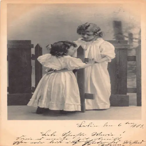 A632 Kinder 1903 Junge und Mädchen in weißen Kleidern bauen Zaun Vintage Postkarte