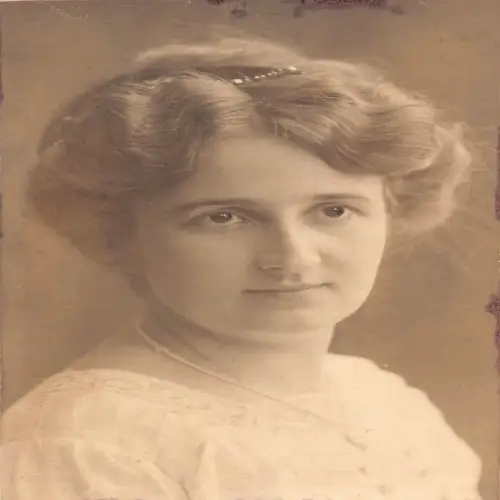 A632 Echt Foto schön aussehende Frau Portrait Vintage Postkarte