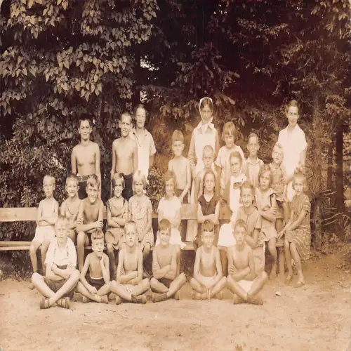 A633 Echt Foto Kinder im Sommerlager Gruppe auf langer Bank Postkarte