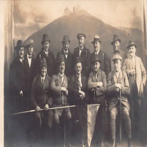 A633 Gruppe älterer Männer in Anzügen mit Stockstock Echtfoto Postkarte 1924