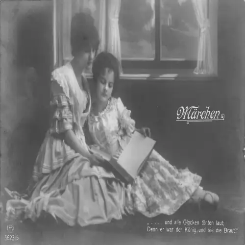 A633 Fotomontage 1920 Mädchen liegend im Boden lesen Maerchen Postkarte
