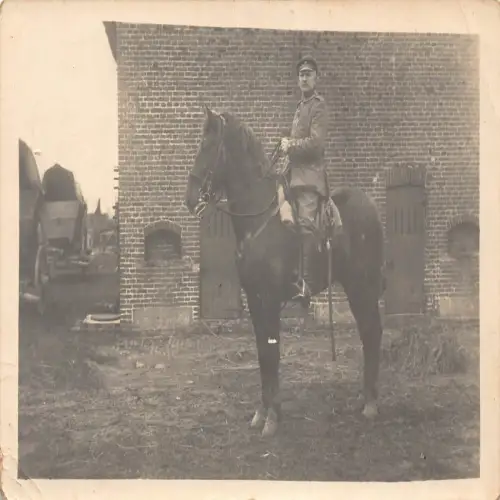 A634 Echt Foto Deutsche Kavallerie Soldat Reiten Pferd bei Kaserne Postkarte