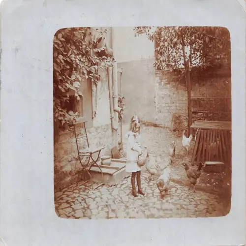 A634 Echtfoto 1915 Mädchen füttert Hühner im Hof Postkarte