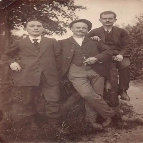 A635 Echt Foto 1913 Gruppe junger Männer Studenten in Anzügen Rauch Zigarre Postkarte